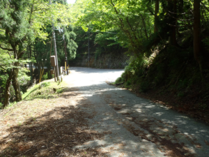 花背峠に着く、左折して鞍馬寺に向かう