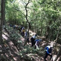 一度目の林道交差場所と二度目の林道交差場所、その間の九十九折を登る