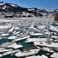 破間川ダムの雪流れ