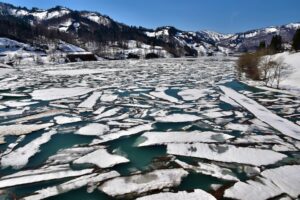 破間川ダムの雪流れ