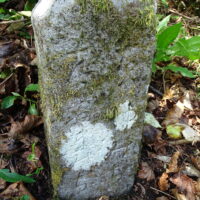 「ゆみち」と刻まれた石標