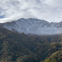 林道から見える昼闇山