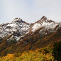 管理棟から見える阿弥陀山