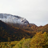 管理棟から見た、鉢山と鉢の峠