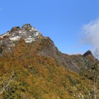 杉山近くからの阿弥陀山と烏帽子岳