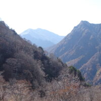 奥には雨飾山