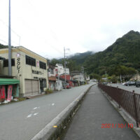 三峰口駅前から国道140号への街並み