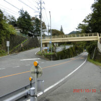国道140号を贄川宿に渡る歩道橋