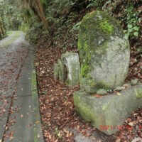 八幡坂の途中、馬頭尊4基と文字塔1基
