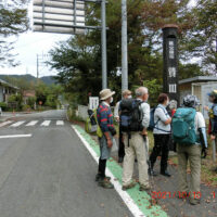 旧秩父往還から贄川宿への入口に設置されている。三峯神社への参詣者で賑わった贄川宿の歴史が記載されている。