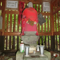 土壇場地蔵：旧大滝村の外れで、罪人をここで斬首した処刑場で、「首切り地蔵」共云われる。地蔵尊の背中には「念仏供養塔」の文字