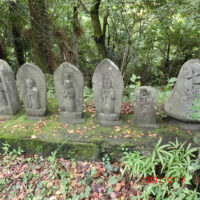 国道140号の左側にあり、交通安全地蔵・馬頭観音・七観音などが並んでいる。