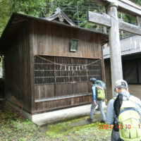 強石はかつて「瀧石庄」と呼ばれていたため、神社名となったと思われ（松本敏夫）る。