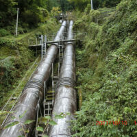 大滝発電所の送水管の上を古道は通る