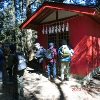 光岩稲荷神社：旧道（三峰山道）のから少し登った場所にあり、真っ赤な社殿が印象的な神社。往還を通る人が化かされた伝説がある。