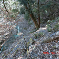 土砂崩れの跡：沢を横切る場所にある旧道が崩れている