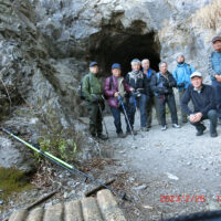 明治中期に隧道ができる前は危険な不動岩を越えていたが、三峰山の参詣者の利便性を図った。