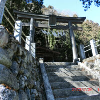 竈三柱神社：大滝村の総鎮守・火伏の神様、国道140号の左側にある。
