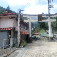 贄川宿から移された鳥居で大輪バス停にある。三峯神社への登山口である。