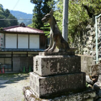 一ノ鳥居のオオカミ像：三峯山のご眷属であるオオカミ像（お犬様）