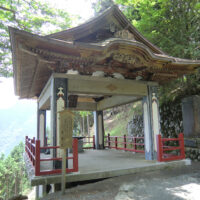 奥宮（妙法ヶ岳）への展望が開けている