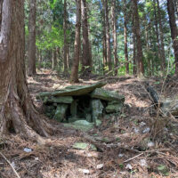 石室内に祀られた地蔵菩薩：頭部が欠損した地蔵菩薩が祀られています。