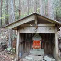 四つ足堂跡に祀られている薬師如来像