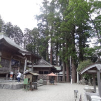 手前が本堂、奥の本堂に向かって右手が大師堂です。本尊は虚空蔵菩薩です。