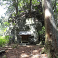 大蛇封じ込めの岩と祠：空海が火を噴く大蛇を封じ込め、自らが三面大黒天を彫り岩上に安置したとされ場所です。 　　　　　本尊の虚空蔵菩薩も刻み、焼け山の寺と名付けたという伝説があります。