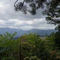 南西方向を望むと徳島県最高峰の剣山（1955m）を眺望できます。中央奥の左の峰が剣山です。