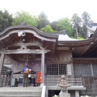 三面大黒天：かつては大蛇封じ込めの岩に祀られていたとされますが、現在は本堂向かって左手に祀られています。弘法大師作とされる中央に大黒、右面に毘沙門天、左面に弁財天が刻まれた三面大黒天像が安置され ているそうです。