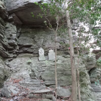 大蛇封じ込めの岩壁面