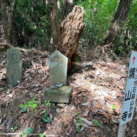 左の手印の石碑が道標です。「十二ばん」とあります。