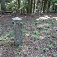 二方向を手指で指す道標：四国遍路280回、道標石建立230余基といわれる中務茂兵衛（1845～1922年（弘化2年～大正11年）） の164度目巡拝供養の道標とされます。