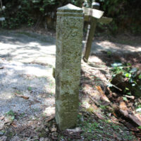 太龍寺道との交差にある道標：「右　かも　とみおか道」と記されています。正面には「（手印）左　くゎく里んじ」、右側面には「左　たい 里うじ」と刻まれています。