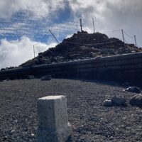 頂上に立つ天逆鉾