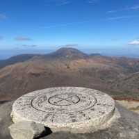 山頂から西を望む。奥にある高い山が韓国岳で、左手前のテーブル状の山が新燃岳
