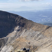 馬の背からお鉢越しに桜島を望む