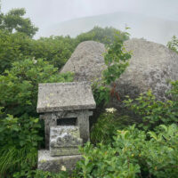 七合目の石祠