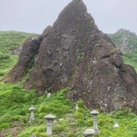 巨岩と小さな祠