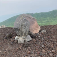 お鉢巡りの途中にある石仏