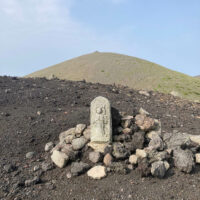 お鉢巡りの途中にある石仏