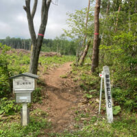 御神坂駐車場から登山道方向を見る