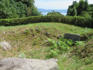 古墳から琵琶湖を望む