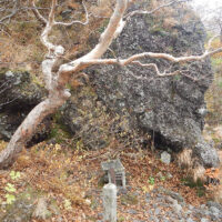 大岩と石祠