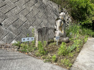 登山口の石仏