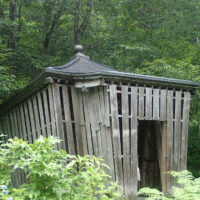 役行者堂（湯浜温泉から徒歩数分のところにあるお堂。周りは雪囲いがされている。）