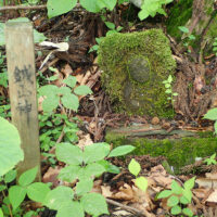 鉞山神（峠道の開削や保守を守護する山神と言われている。）
