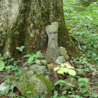 役行者元座（この周辺に江戸時代、お助け小屋があった。）