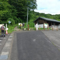 世界谷地駐車場（湯浜温泉側から入った場合の栗駒古道の終点。広い駐車場があり、多くの登山者や観光客で賑わう。）
